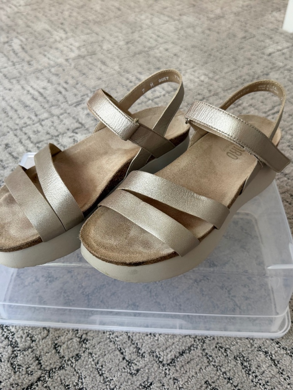Munro Women’s sandals beige and gold
